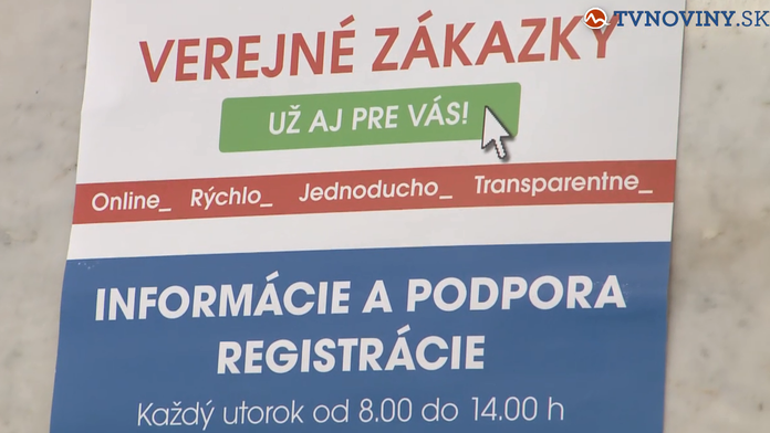 Tabuľa, ktorá visí priamo na úrade v Topoľčanoch