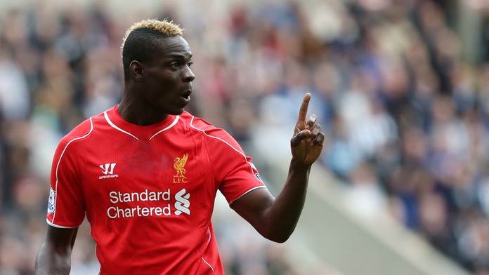 Mario Balotelli nesúhlasí s rozhodcom