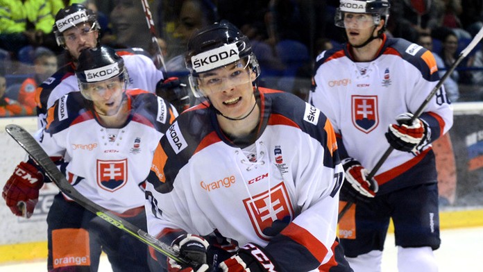 Hokejista Marek Ďaloga (uprostred) počas prípravi na MS 2015.