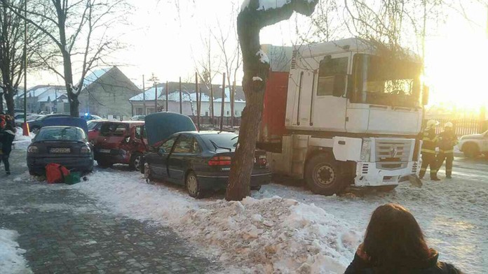 Pre ZŠ v Tornali vrazil kamión do troch áut.