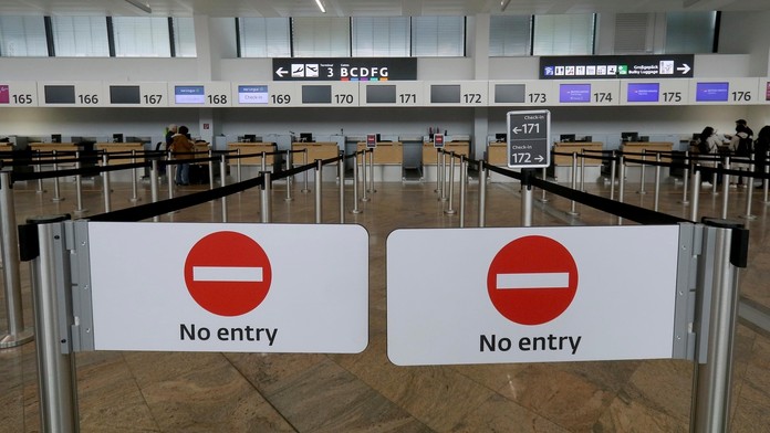 Hasiči s odobratými vzorkami od pacienta podozrivého na koronavírus v jednej z bratislavských štvrtí.