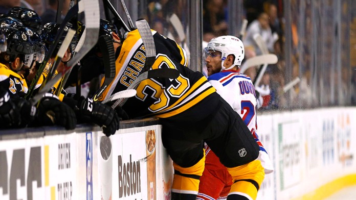 Obranca Bostonu Zdeno Chára a Ryan Bourque (New York Rangers) v súboji pri mantinely v prípravnom zápase NHL. 