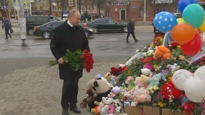 Putin si priešiel uctiť obete v Kemerove