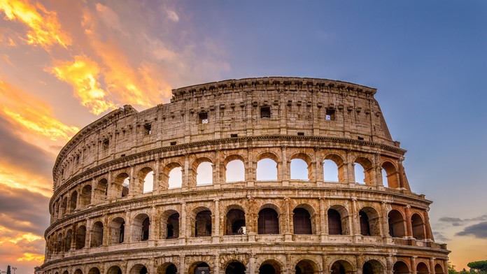 Bernard z Evertonu reaguje v dueli na pôde Brightonu.