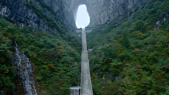 VIDEO: Čínska automobilka chcela ukázať výkon nového SUV. Skončilo sa to fiaskom a poškodením známej pamiatky