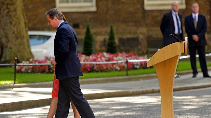 Britský premiér David Cameron odchádza po oznámení rezignácie.