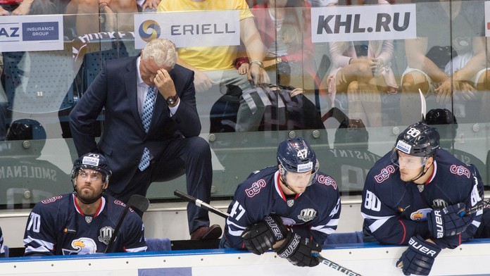 Na snímke v popredí sprava Radek Smoleňák, Jan Buchtele, Tomáš Hrnka a v pozadí tréner tímu Miloš Říha v dueli KHL.