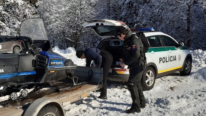 Hokejista Peter Zuzin ukazuje miesto, kde narazil.