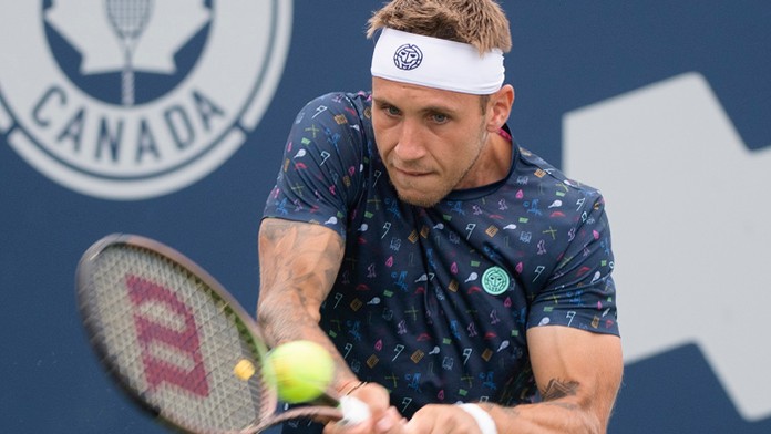 Alex Molčan odvracia úder Američana Mackenzieho McDonalda.