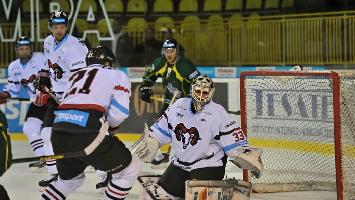 Na snímke gólman Banskej Bystrice Jason Bacashihua a jeho spoluhráč Tomáš Matoušek v dueli proti Žiline.