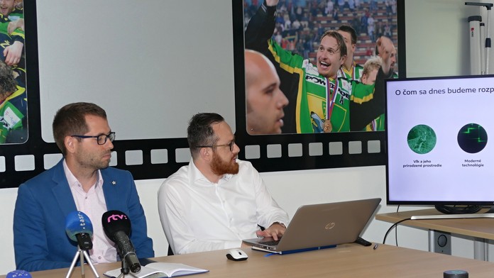 Na snímke hokejové puky s novým logom a názvom žilinského hokejového klubu Vlci Žilina.