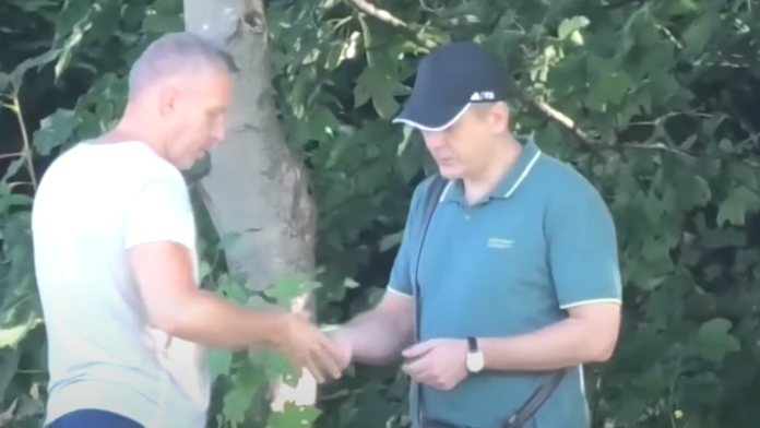 Bohuš Garbár si preberá peniaze od Sergeja Solomasova