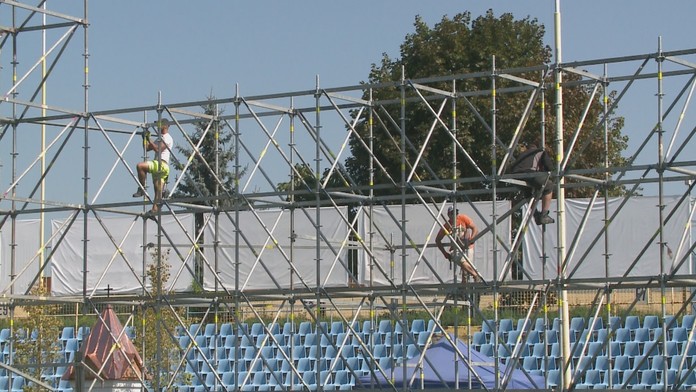 Stavanie pódia na návštevu pápeža.