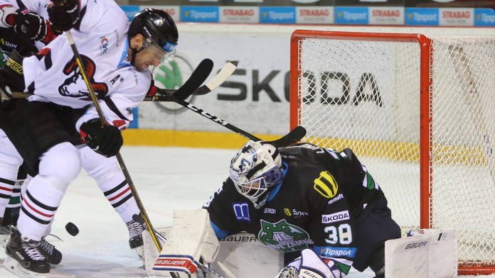 Na snímke zľava Ivan Ďatelinka (Banská Bystrica) a brankár Joakim Lundström (Nové Zámky).