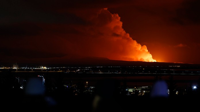 Erupcia sopky na polostrove Reykjanes.