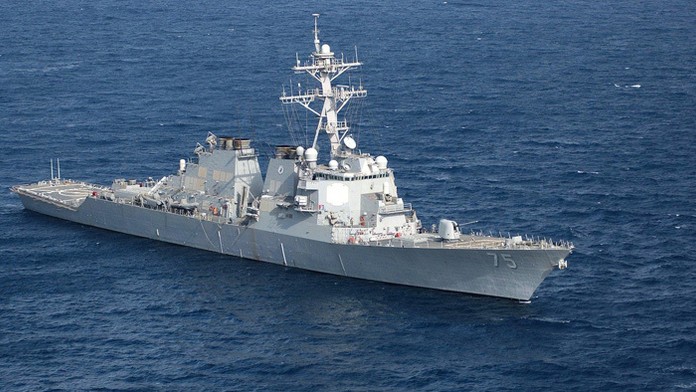Americký torpédoborec USS Donald Cook.
