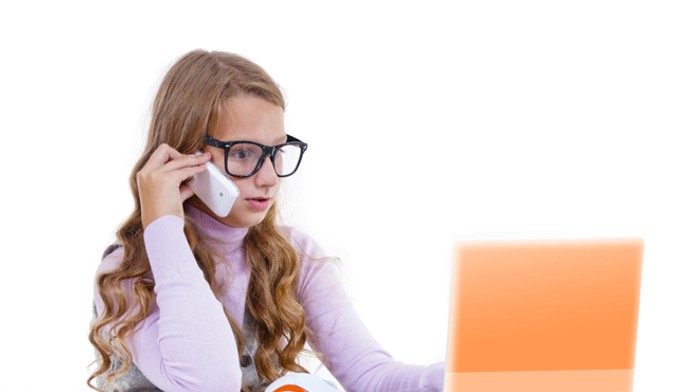 Dieťa s telefónom a počítačom - ilustračná snímka.