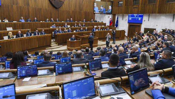 Zdravotné odvody by sa mohli pre zamestnávateľov a živnostníkov zvýšiť len dočasne