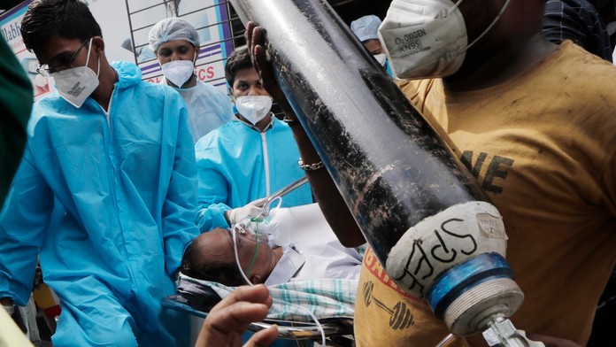 Zdravotníci v infdickom Virare prevážajú pacienta c Covidom napojeného na kyslíkovú bombu.