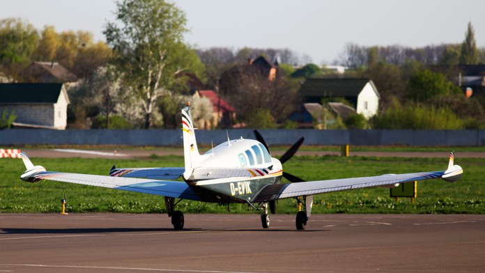 Matku troch detí (†27) smrteľne zasiahlo krídlo pristávajúceho lietadla do hlavy, keď kosila trávnik