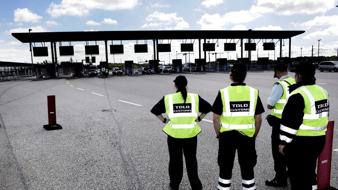 Dánski colníci čakajú na motoristov na dánsko-švédskom hraničnom priechode.jpg