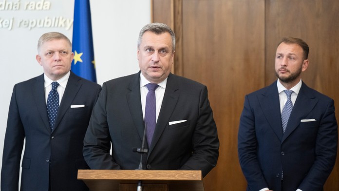 Na snímke predsedovia koaličných strán Robert Fico (SMER-SD, vľavo), Matúš Šutaj Eštok (Hlas-SD, vpravo) a Andrej Danko (SNS, uprostred)
