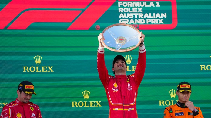 Víťazom VC Austrálie sa stal Sainz. Verstappen ani Hamilton nedokončili