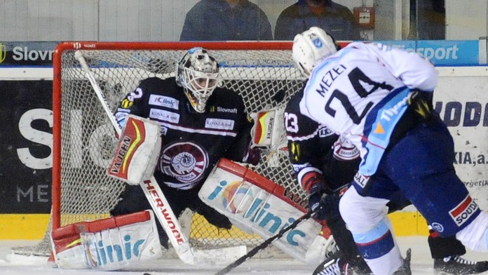Branislav Mezei z Nitry (vpravo) dáva gól
