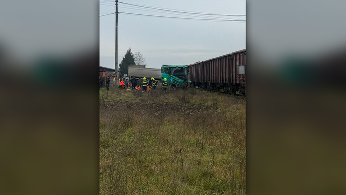 Podrobnosti o zrážke nákladiaku a vlaku. Polícia zverejnila pravdepodobnú príčinu nehody