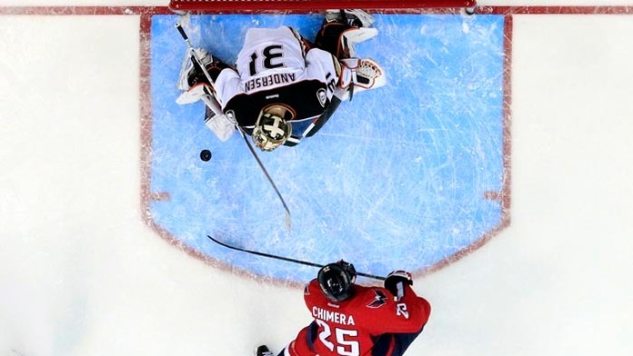 Hokejisti Anaheimu zvíťazili v záverečnom zápase základnej časti NHL 2015/2016 na ľade najlepšieho tímu súťaže Washingtonu 2:0.