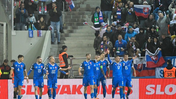 Slovenskí reprezentanti oslavujú gól