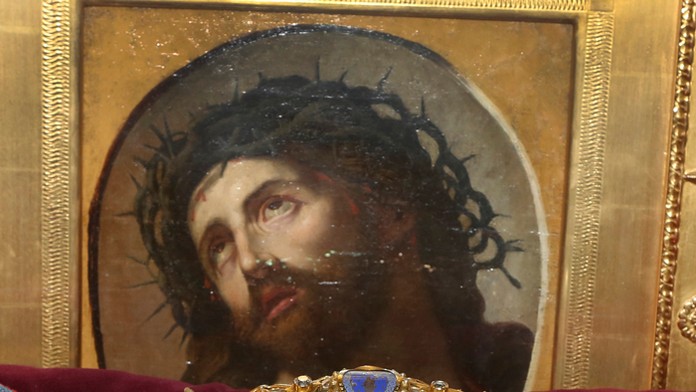 Tŕňová koruna, ktorú mal údajne na hlave počas ukrižovania Ježiš Kristus, bola od roku 1239 vystavená v katedrále Notre-Dame.