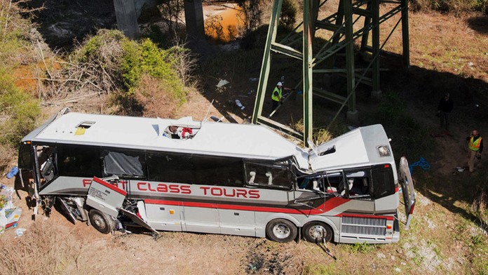 Autobus s deťmi sa zrútil do rokliny.
