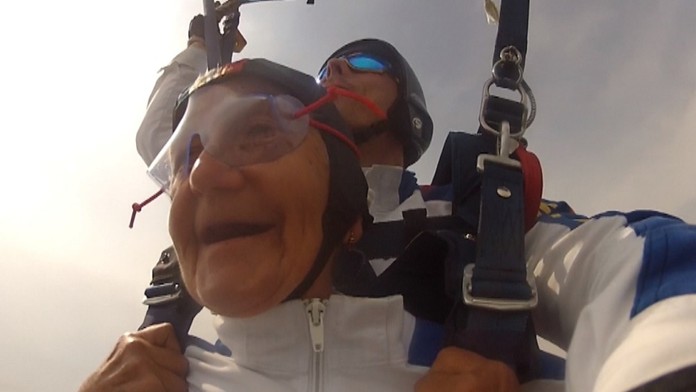 Odvážna babička skočila s padákom.