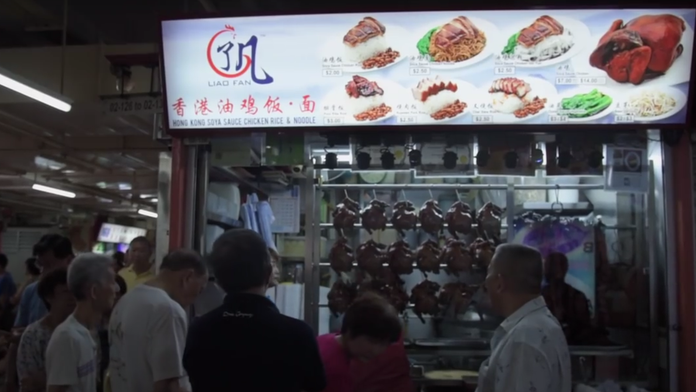 Stánok s michelinovskou hviezdou v uliciach Singapuru.