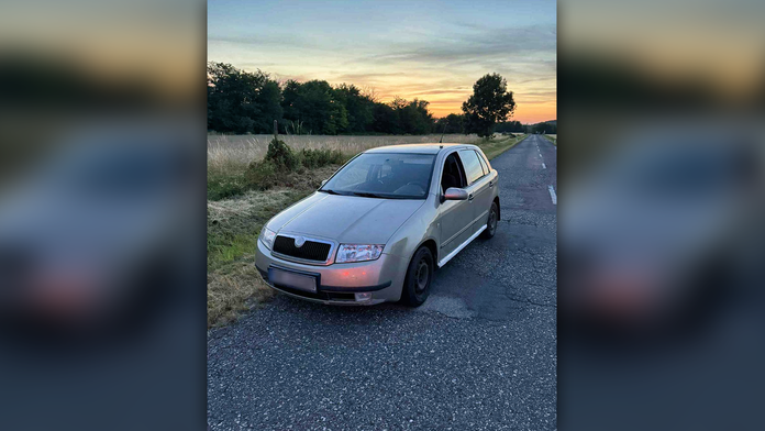 Jedno auto šoférovali dvaja muži bez vodičáku. Policajti sa nestíhali čudovať