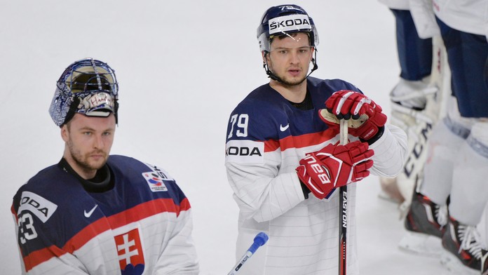 Július Hudáček (vľavo) a Libor Hudáček po prehre Slovenska v dueli MS 2017 proti Rusku.