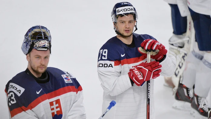 Július Hudáček (vľavo) a Libor Hudáček po prehre Slovenska v dueli MS 2017 proti Rusku.