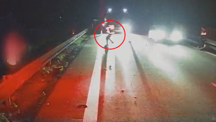 Českého policajta skoro na diaľnici zmietol autobus