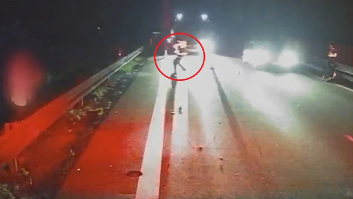 Českého policajta skoro na diaľnici zmietol autobus