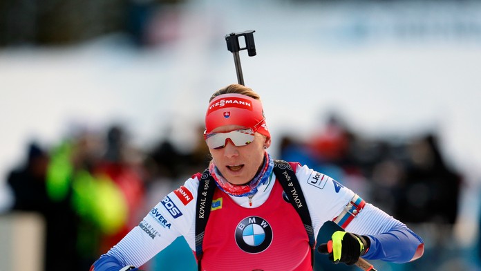 Biatlonistka Anastazia Kuzminová v šprinte v Pokljuke.