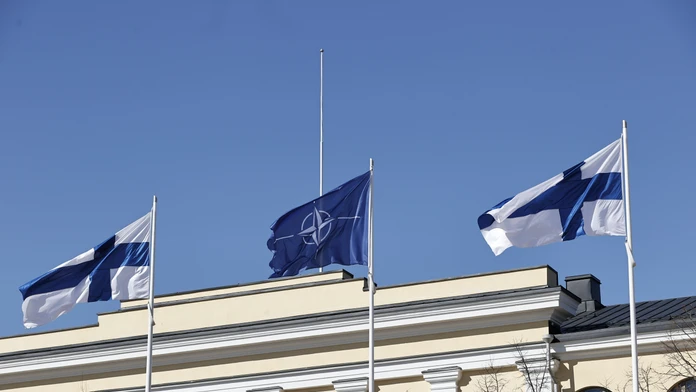 Vlajka Severoatlantickej aliancie (NATO) a vlajky Fínska.