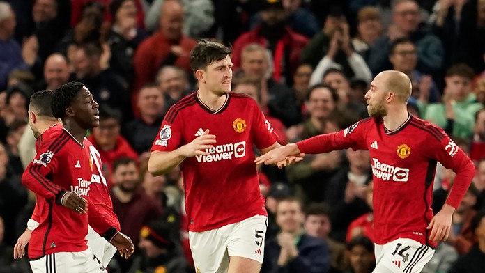 Futbalista Manchestru United Harry Maguire (uprostred) sa teší so spoluhráčmi z gólu.