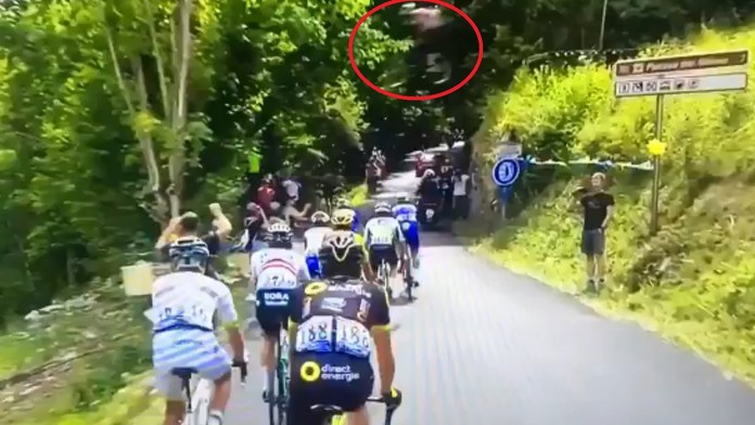 Horský cyklista preskočil ponad jazdcov v úniku.