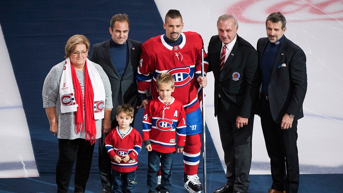 Tomáš Plekanec (v strede) počas osláv jeho 1000. duelu v NHL. 