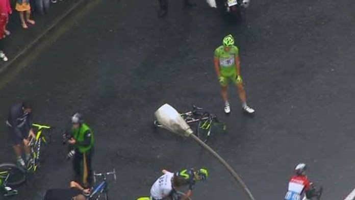 Peter Sagan po páde v 19. etape TdF z Maubourguet Pays du Val d'Adour do  Bergeracu.