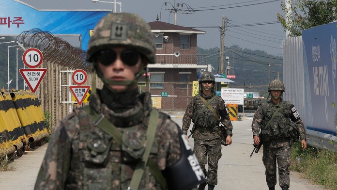 Juhokórejský vojak kráča po Moste zjednotenia, ktorý vedie k demilitarizovanej zóne neďaleko dediny. Panmundžom.