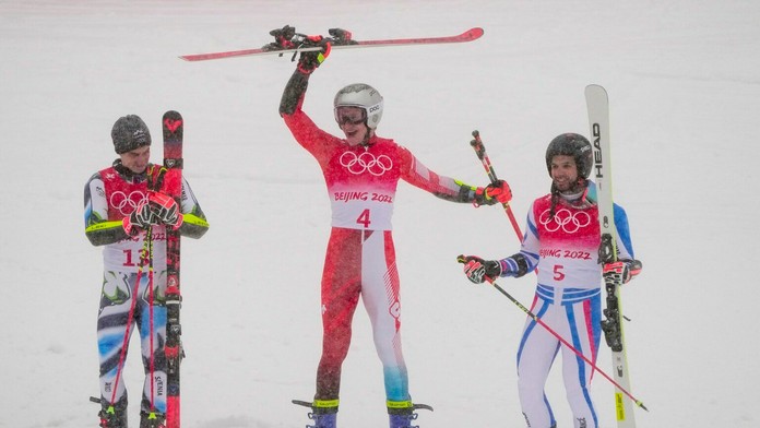Marco Odermatt si vybojoval zlato v obrovskom slalome. Striebro získal Žan Kranjec (vľavo), bronz Mathieu Faivre (vpravo).