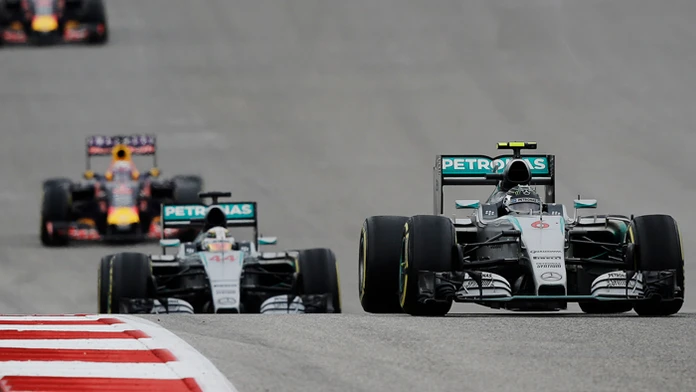 Jazdci tímu Mercedes Nico Rosberg (6), za ním Lewis Hamilton (44) na VC USA v Austine.