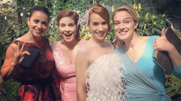 Šťastná nevesta s najlepším priateľkami.